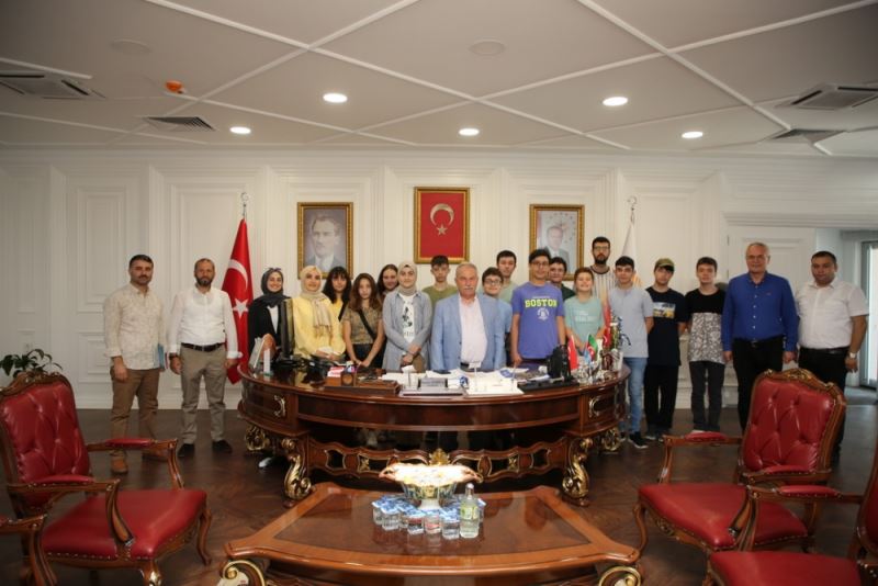 ÖĞRENCİLER SEVİNÇLERİNİ BAŞKAN DEMİRTAŞ’LA PAYLAŞTI