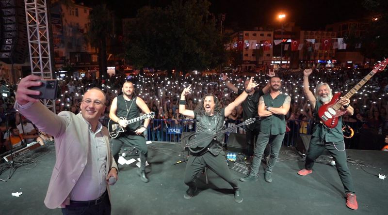PAMUKKALE BELEDİYESİNİN ZAFER BAYRAMI  KONSERLERİ DENİZLİLİLER’İ COŞTURDU