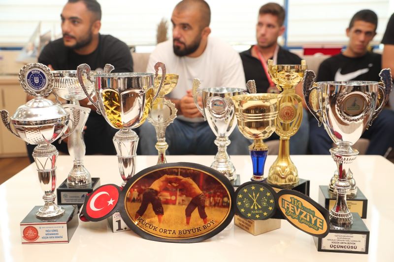 BAŞKAN HÜRRİYET, BAŞARILI PEHLİVANLARI AĞIRLADI