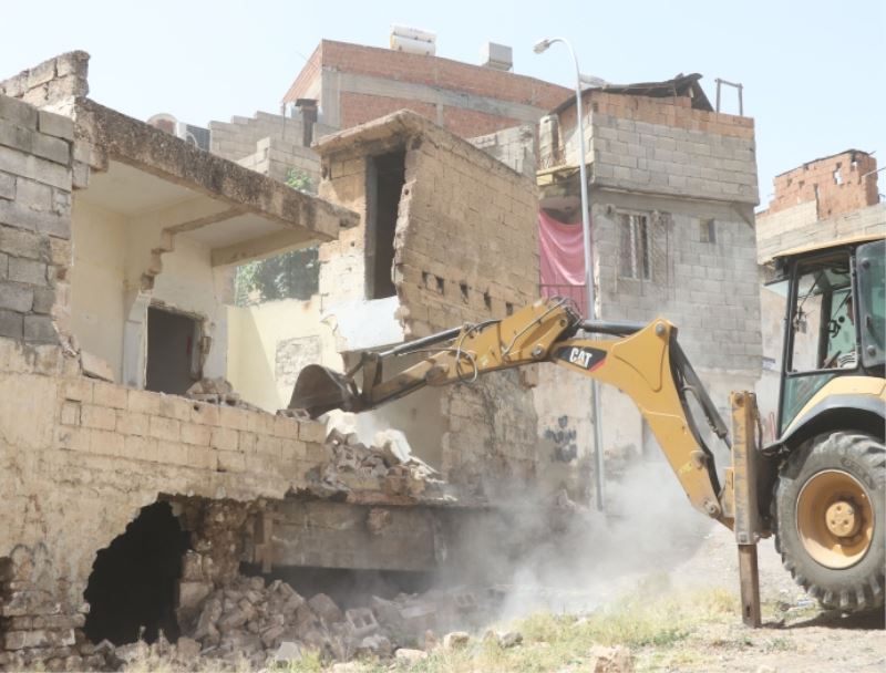 HALİLİYE’DE METRUK VE RİSKLİ YAPILARA GEÇİT YOK