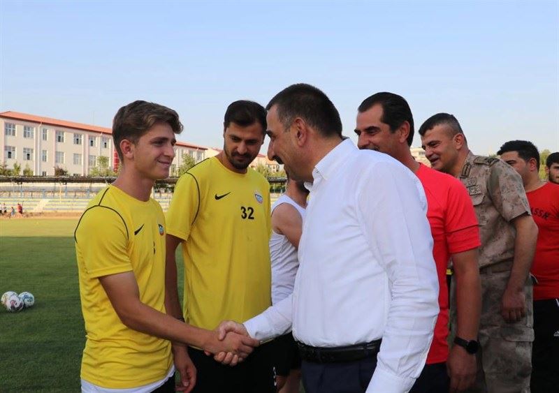 VALİ/BELEDİYE BAŞKAN V. HACIBEKTAŞOĞLU, SİİRT İL ÖZEL İDARE SPORLU FUTBOLCULARLA BİR ARAYA GELDİ