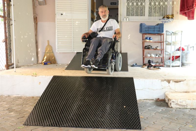 TOROSLAR BELEDİYESİNDEN, YÜRÜME ENGELLİ VATANDAŞIN EVİNE ÖZEL RAMPA