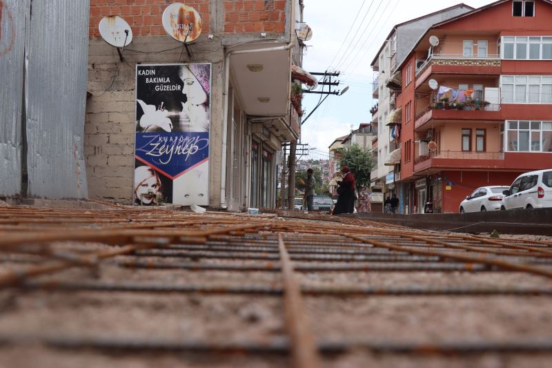 İZMİT BELEDİYESİ İLE KAVAKLAR CADDESİ YENİ KALDIRIMLARINA KAVUŞUYOR