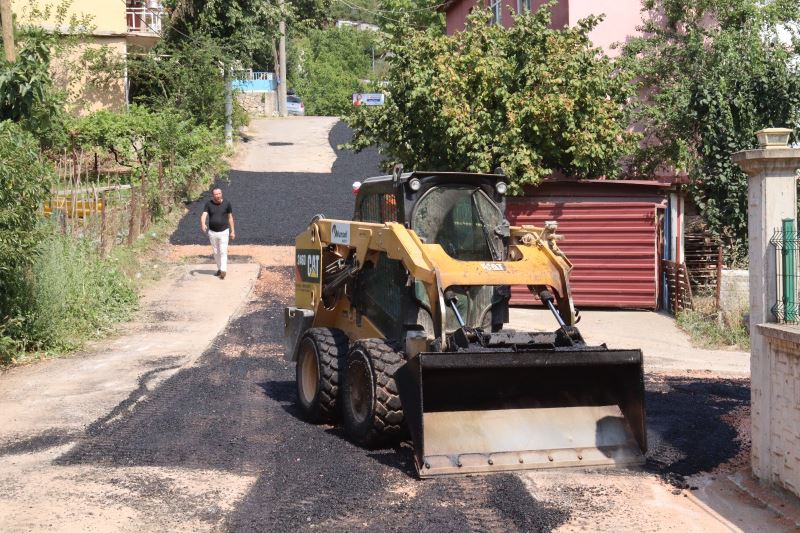 İZMİT BELEDİYESİ ALİKAHYA FATİH’TE YOLLARI KONFORA KAVUŞTURUYOR