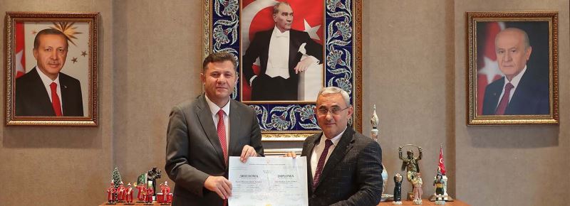 BAŞKAN IŞIK KENDİSİNE EMANET EDİLEN DİPLOMAYI TESLİM ETTİ