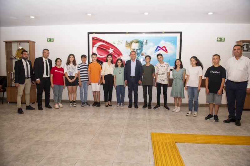 Başkan Seçer, Büyükşehir’in Lgs Kurs Merkezleri’nden Faydalanan Ve Fen Liseleri’ne Girmeye Hak Kazanan Öğrencilerle Bir Araya Geldi