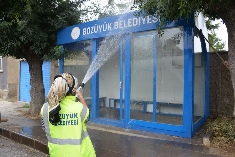 DURAKLAR YIKANARAK TEMİZLENİYOR