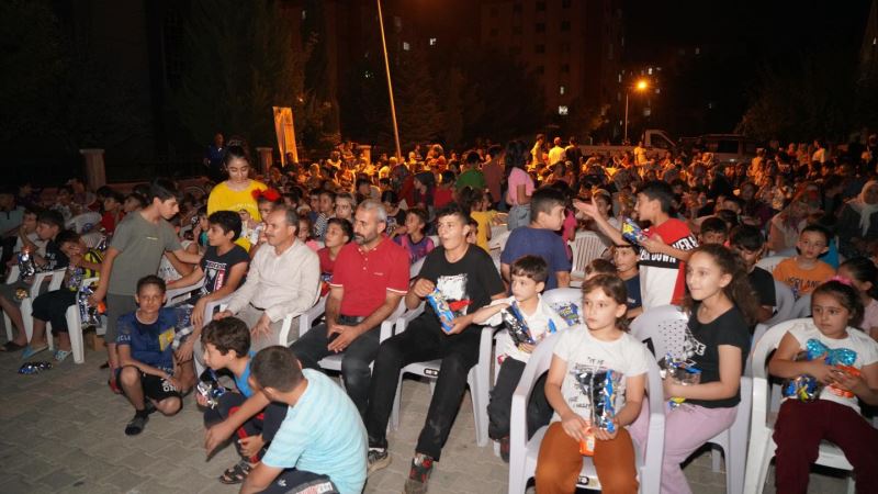 BAHÇECİK MAHALLESİNDE SOKAK SİNEMASI NOSTALJİSİ YAŞANDI