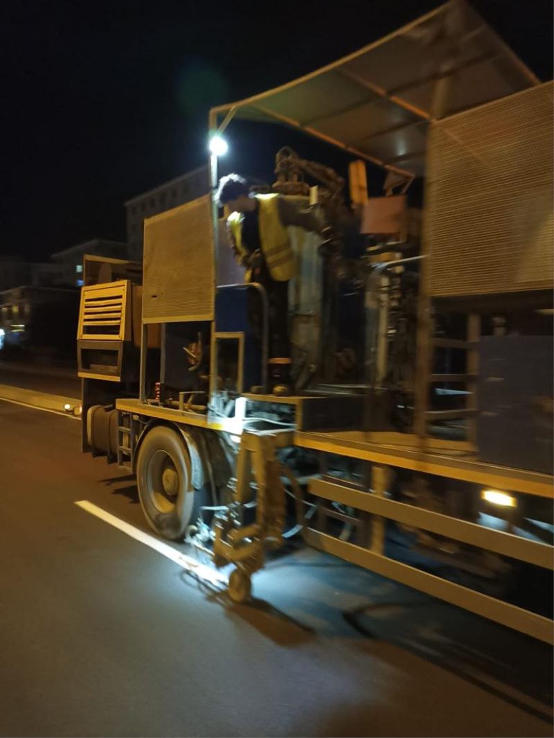 Trafik etkilenmesin diye gece çalışıyorlar