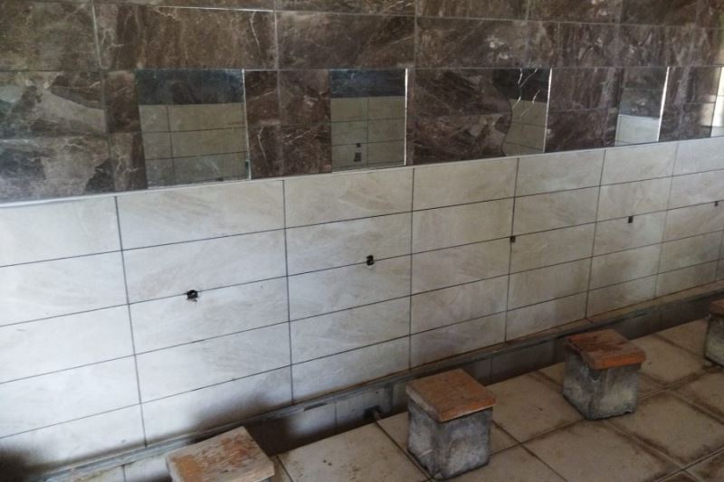 İlçemize bağlı Kızılören Mahallesindeki mezarlık WC bakım ve onarım çalışmaları başladı. Kısa sürede yenilenen haliyle hizmetinizde.