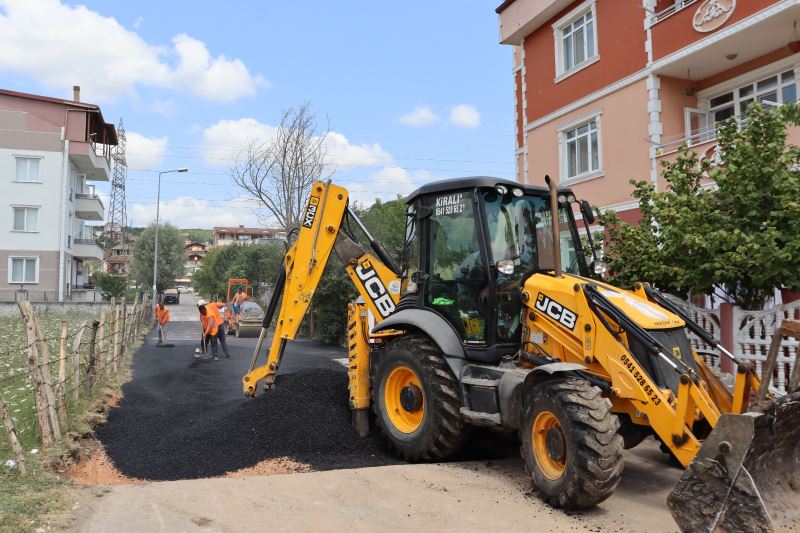 İZMİT BELEDİYESİ, ALİKAHYA’DAKİ ASFALT MESAİSİNE HAFTA SONUNDA DA DEVAM ETTİ