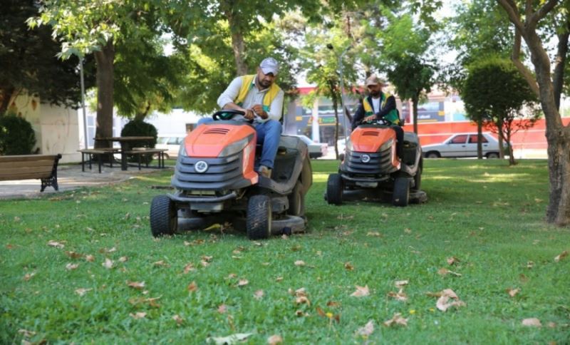 KARAKÖPRÜ’DE PARKLAR BAKIMLA GÜZELLEŞİYOR