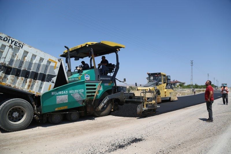 TURAN MAHALLESİ’NE YENİ YOLLAR AÇILARAK, ASFALTLANIYOR