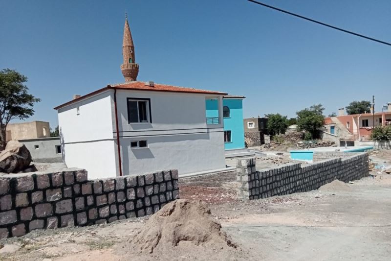 İlçemize bağlı Kocaoğlan mahallemizdeki caminin çevre düzenlemesi ve duvar çalışmaları ekiplerimizce yapılmaktadır.