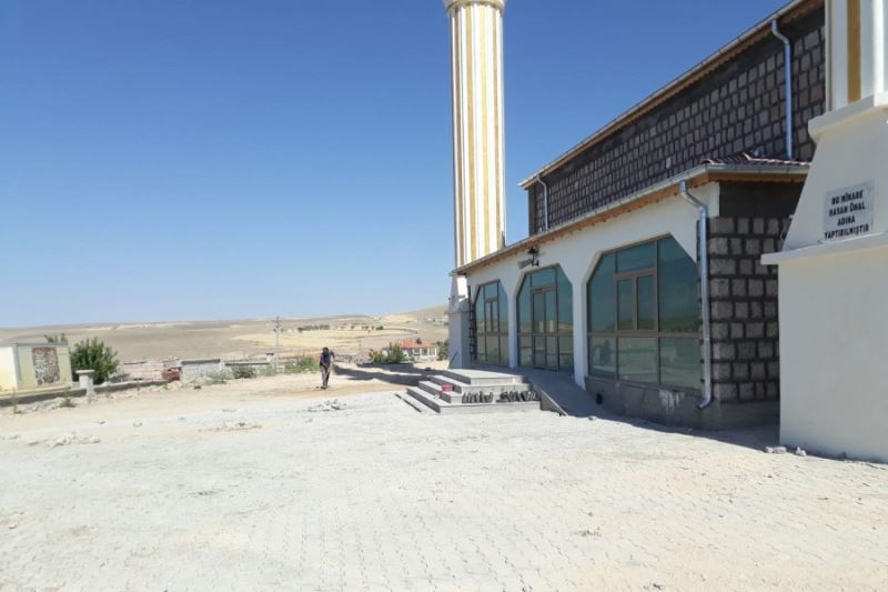 İlçemize bağlı Tahirinli mahallemizdeki camimizin çevre düzenleme ve parke çalışması ekiplerimizce yapılmıştır.