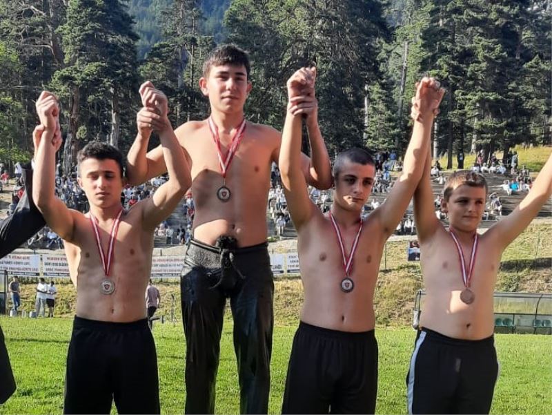 İZMİTLİ GÜREŞÇİLER BOLU’DA KÜRSÜYE AMBARGO KOYDU!