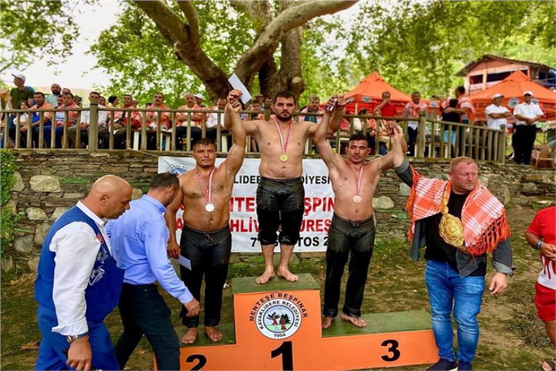 Büyükşehir’in pehlivanı kürsünün zirvesine çıktı
