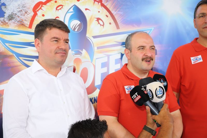 SANAYİ VE TEKNOLOJİ BAKANI MUSTAFA VARANK AKSARAY’DA YAPILAN ROKET YARIŞLARINI İZLEDİ