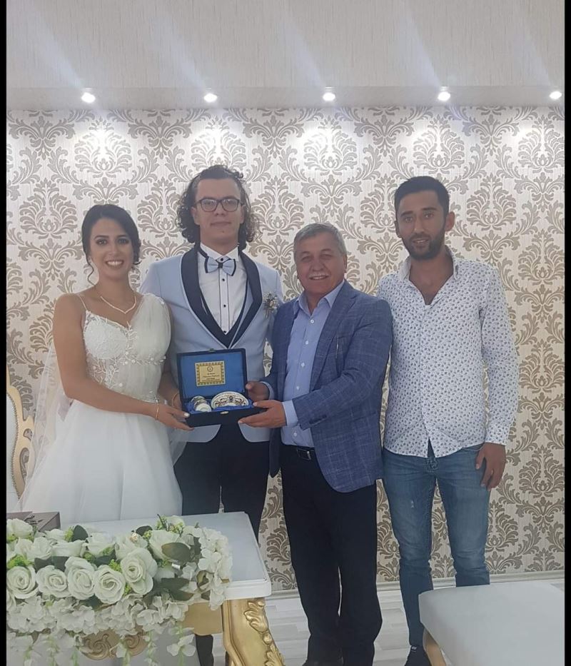 Genç çiftlere iki cihan saadeti temenni ediyoruz