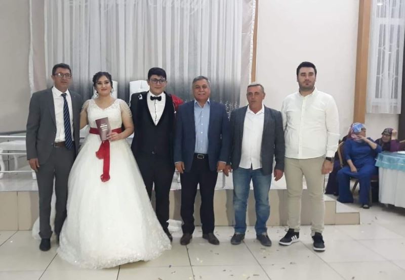 Genç çiftlere iki cihan saadeti temenni ediyoruz.