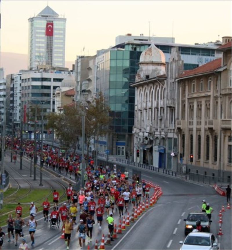 3 bin atlet İzmir’in 100. yılı için koştu