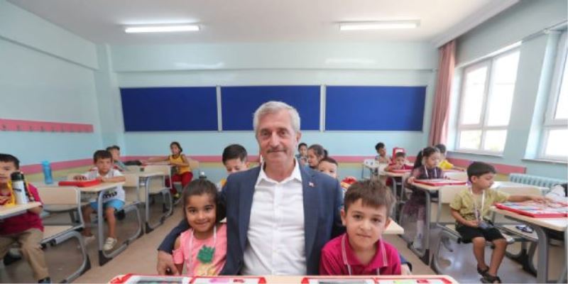 Başkanımızdan Öğrencilere Yüzbinlerce Boyama Ve Eğitim Seti