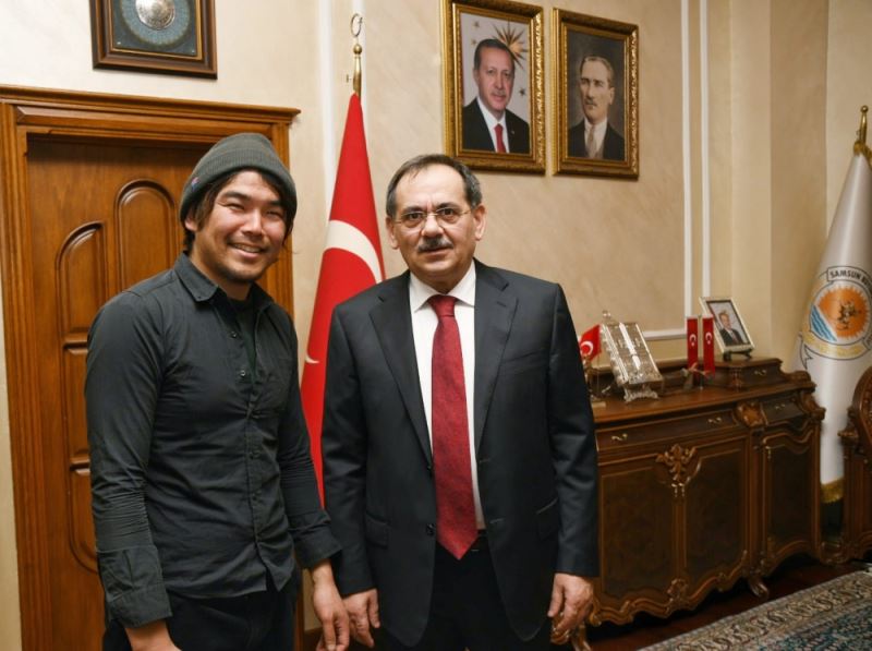 JAPON TURİSTTEN BAŞKAN DEMİR