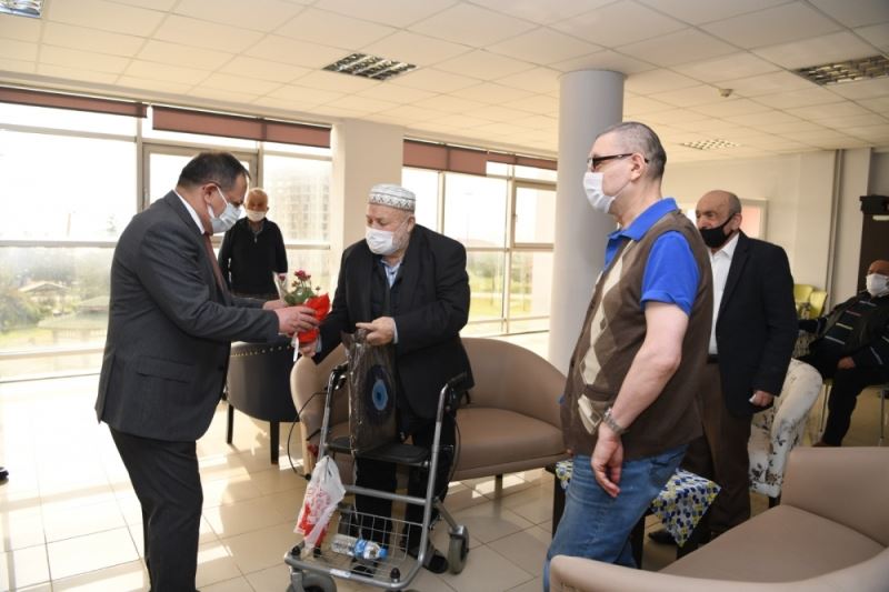 Başkan Demir, huzurevini ziyaret etti