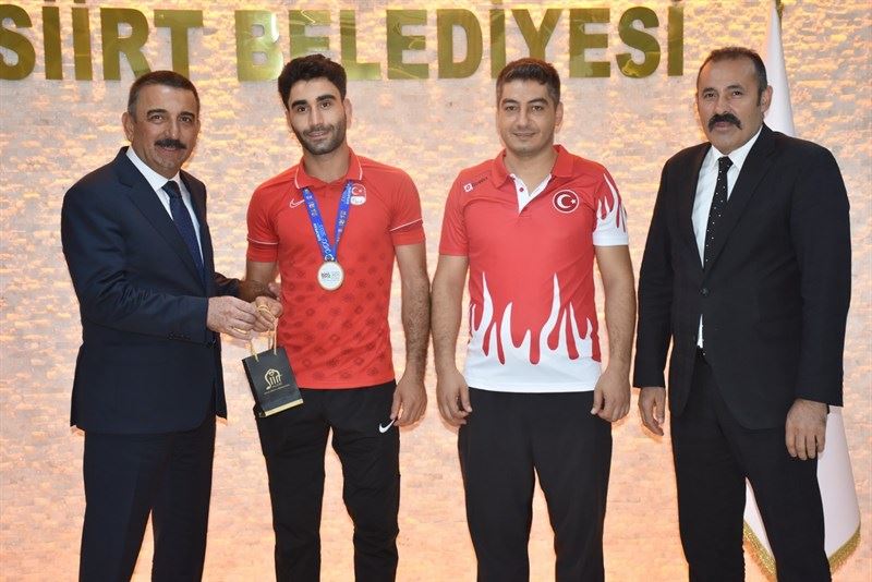 VALİ HACIBEKTAŞOĞLU, AVRUPA PARALİMPİK OYUNLARI’NDA ŞAMPİYON OLAN MİLLİ SPORCUMUZU ALTINLA ÖDÜLLENDİRDİ