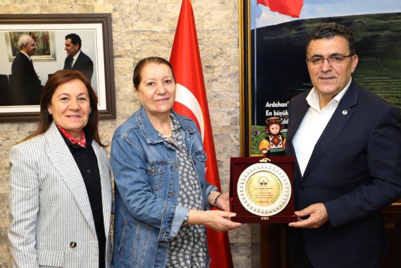 HAYIRSEVER SAADET KIZILYAR’DAN YÜZLERCE ÖĞRENCİYE KIRTASİYE YARDIMI