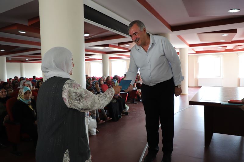 BAŞKAN TURANLI; İHTİYAÇ SAHİBİ AİLELERİMİZE SOSYAL YARDIM KARTI DAĞITMAYA DEVAM EDİYORUZ