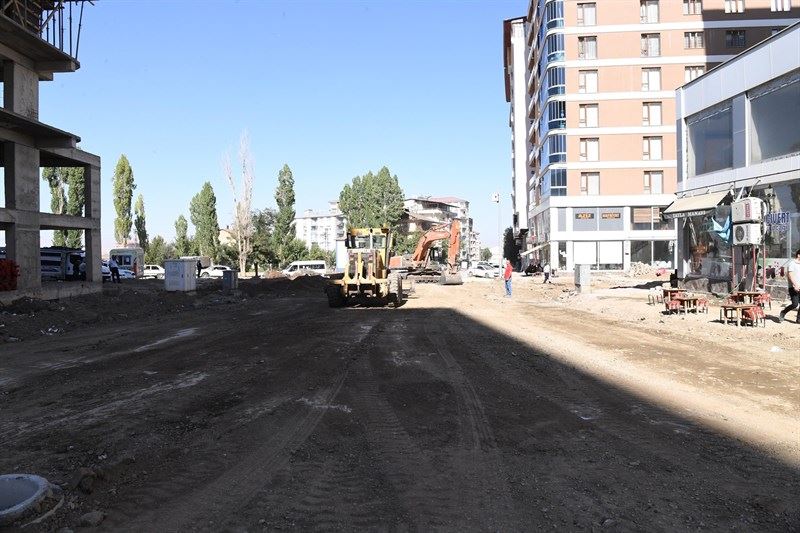 ESKİ ERZURUM VE HÜRRİYET CADDELERİNİN ÜSTYAPI ÇALIŞMALARI HIZLA DEVAM EDİYOR