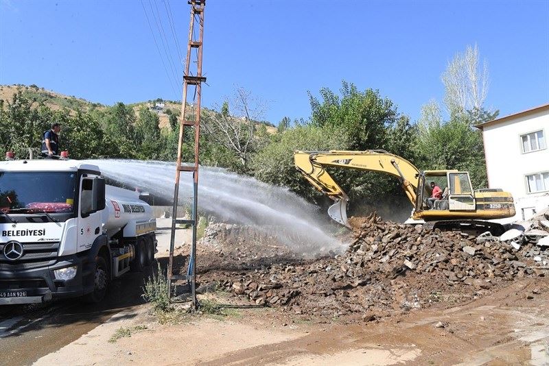 GÖRÜNTÜ KİRLİLİĞİ OLUŞTURAN METRUK BİNALAR YIKILIYOR