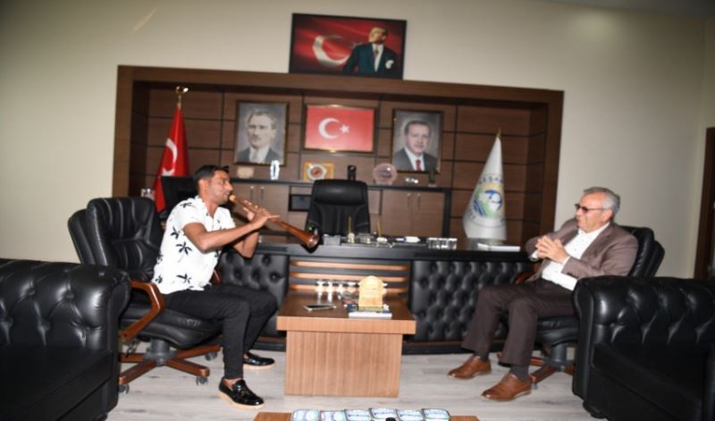 Belediyenin destekleriyle Muğla Zurnazen Festivali’ne katılan Kömür’den Helvacıoğlu’na teşekkür ziyareti