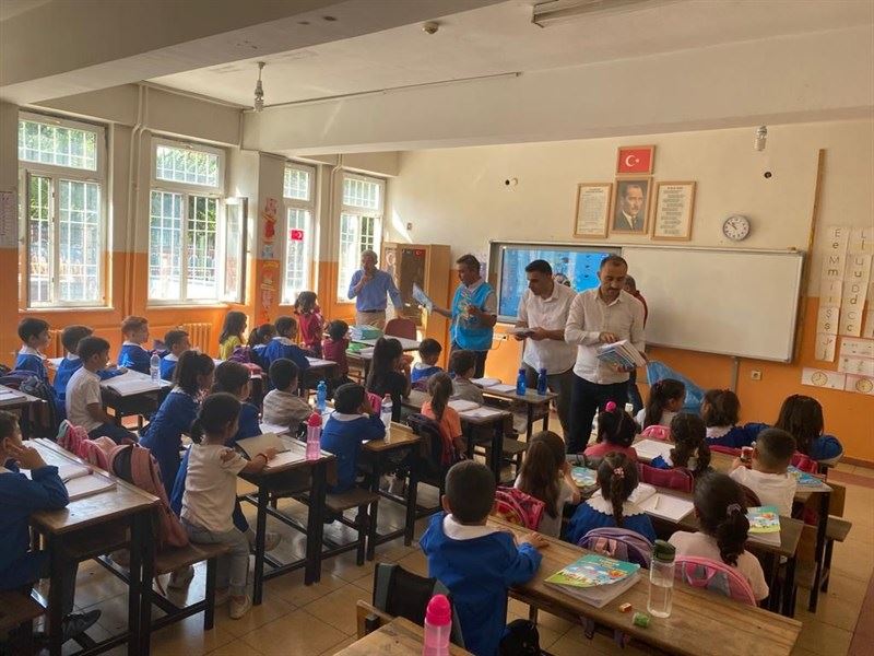 SİİRT BELEDİYESİ’NDEN, 2500 ÖĞRENCİYE EĞİTİM SETİ HEDİYESİ