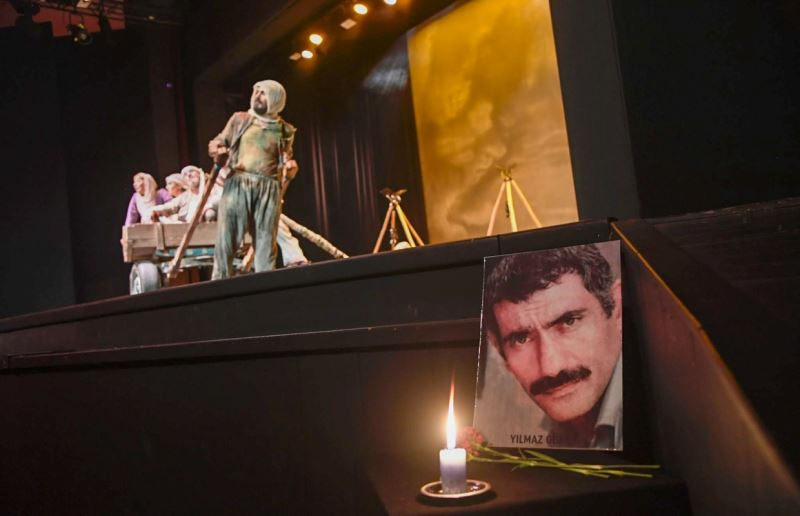 Yılmaz Güney’in “Boynu Bükük Öldüler” Eseri Dünya Prömiyerini Adana’da Yaptı