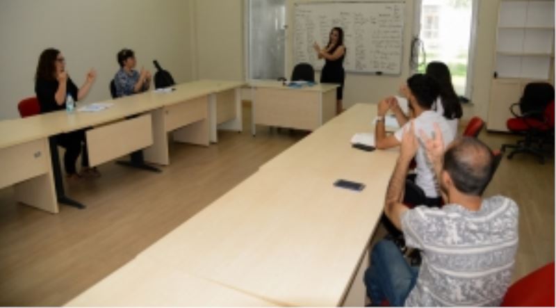 İşitme engelli bireylerin sesi olmak için eğitim alıyorlar
