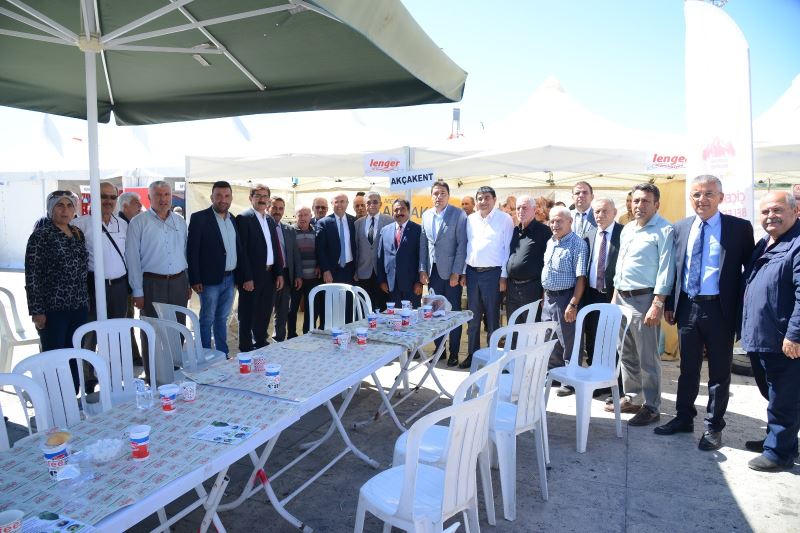 BELEDİYE BAŞKANIMIZ SELAHATTİN EKİCİOĞLU, AHİLİK HAFTASI VE ESNAF BAYRAMI ÇERÇEVESİNDE CACABEY MEYDANI’NDA AÇILAN İLÇE VE MİSAFİR İL STANTLARINI ZİYARET ETTİ