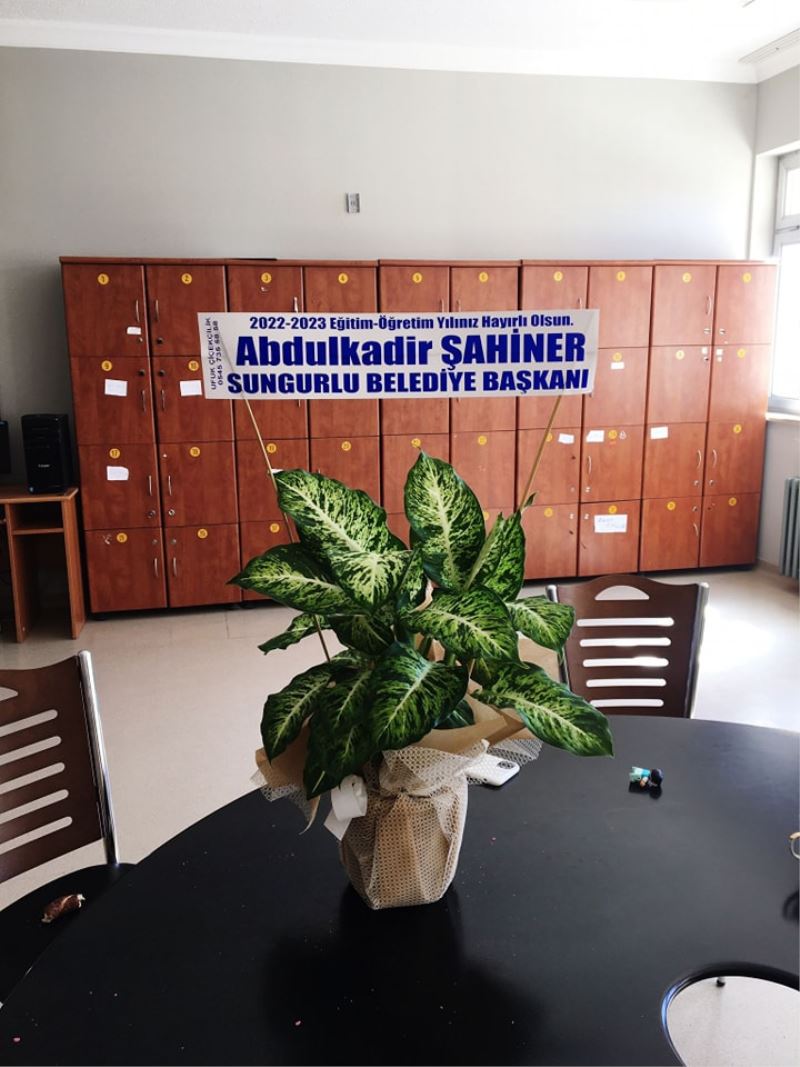 Başkan Şahiner’den çiçekli kutlama