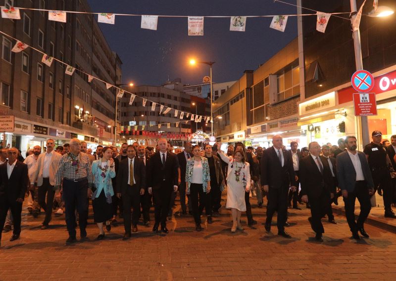 GASTROANTEP KORTEJİ İLE FESTİVAL COŞKUSU ŞEHRE YAYILDI