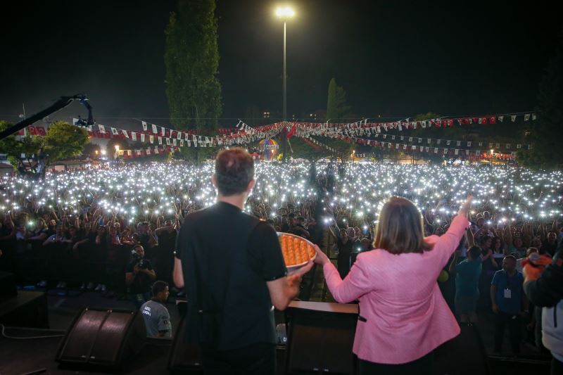 BAŞKAN ŞAHİN VE HALUK LEVENT GAZİ ŞEHİRLİLERLE ŞARKI SÖYLEDİ