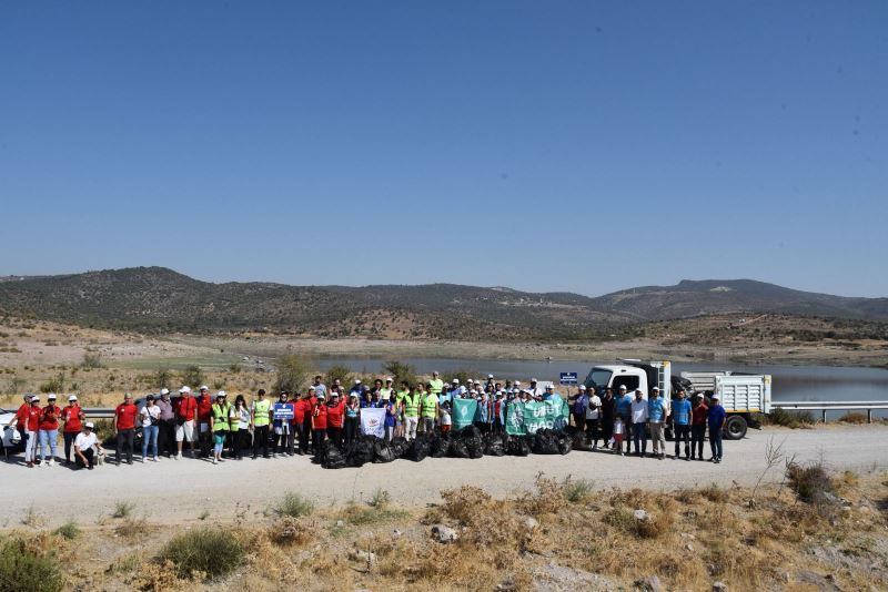 Gönüllü Çevreciler Bağyolu Göleti Çevresini Temizledi