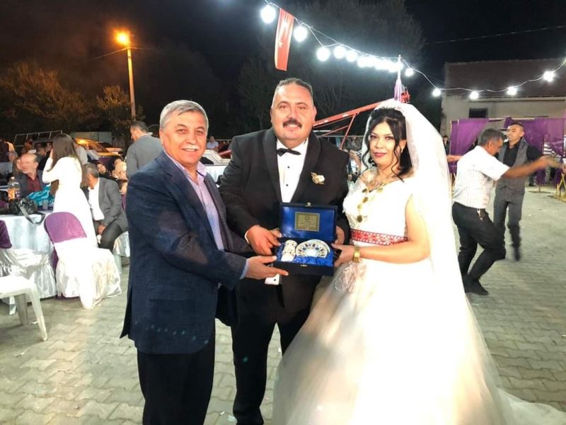 Genç çiftlere iki cihan saadeti temenni ediyoruz.