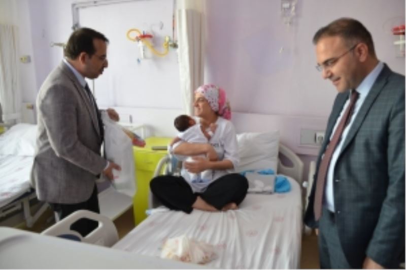 “Hoş geldin Bebek” projesiyle yeni bebeği olan annelere hediye paketi