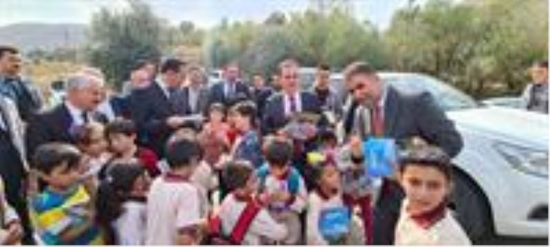 Tarım ve Orman Bakan Yrd. Sn. Bekir Gizligider ve Vali/Belediye Başkan Vekilimiz Sn. İdris Akbıyık  çocuklara kitap ve oyuncak hediye ettiler