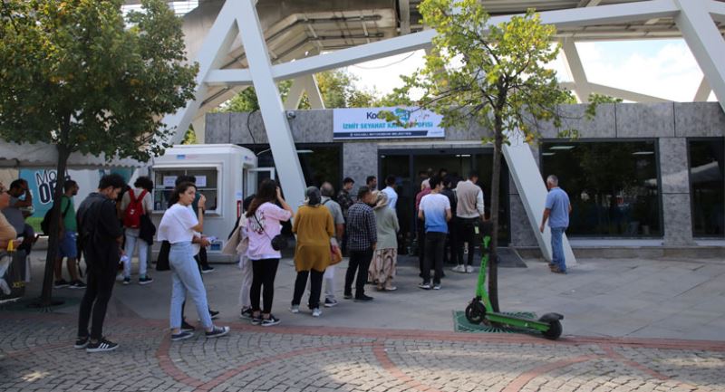 İzmit Seyahat Kartları Merkezi  öğrencilerle dolup taşıyor