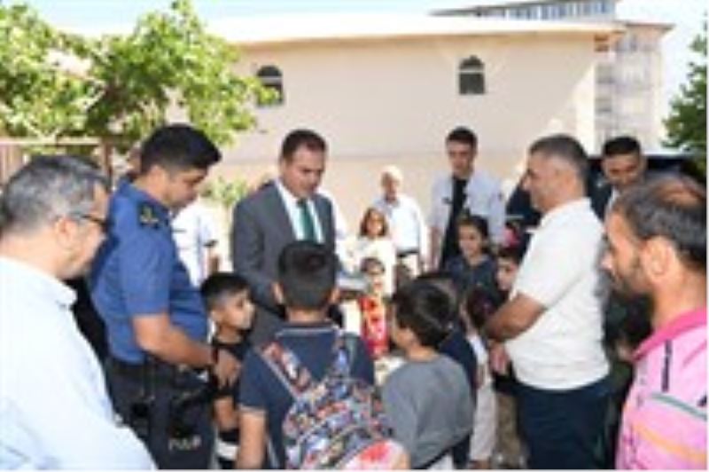 Vali/Belediye Başkan Vekilimiz Sayın İdris Akbıyık, Cuma namazı çıkışında vatandaşların sorun ve taleplerini dinledi