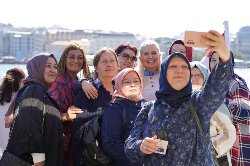DİKİŞ KURSU GÖREN KADINLAR İSTANBUL GEZİSİYLE EĞLENDİ!