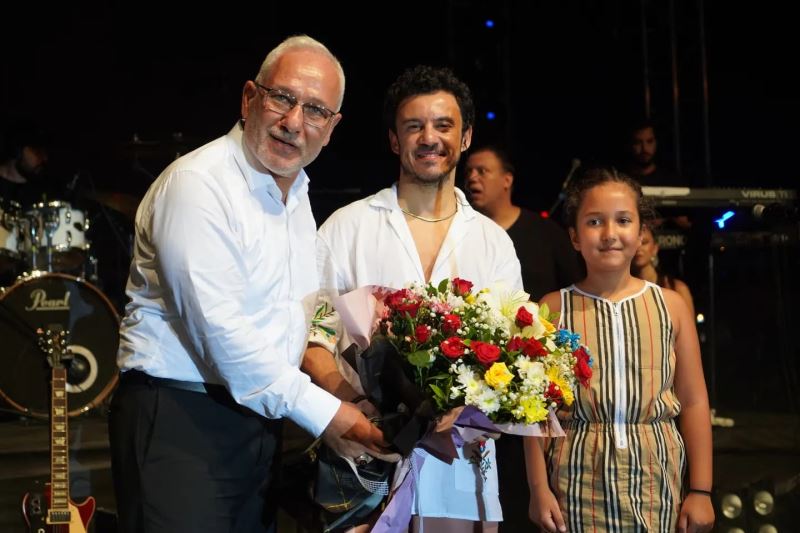 ÜNLÜ SANATÇI BURAY İSKENDERUN’DA KONSER VERDİ