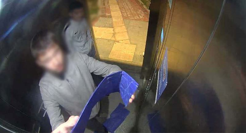 Asansör kabinlerine zarar verdiler